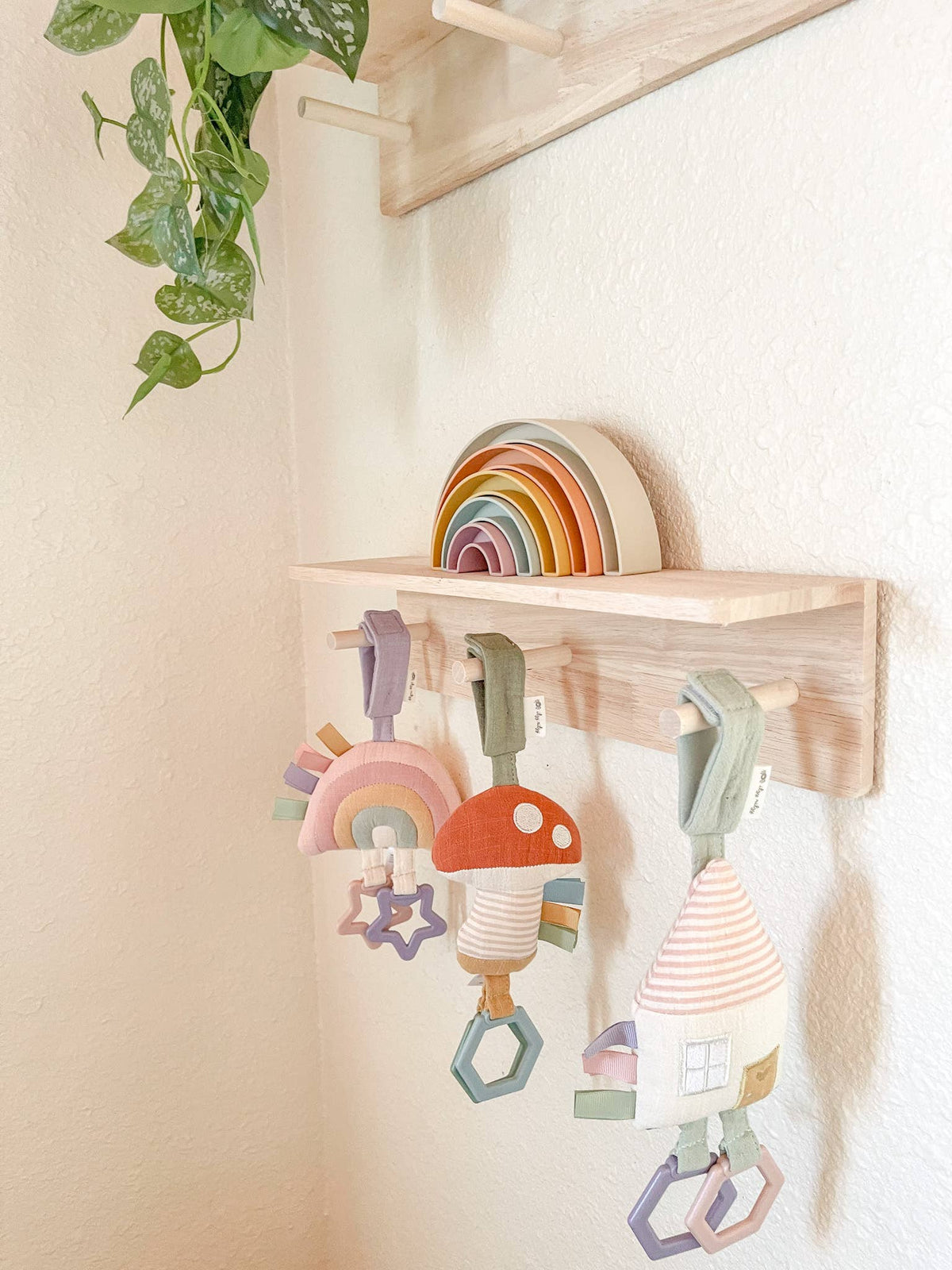 Itzy Ritzy - Bitzy Bespoke Ritzy Jingle Attachable Travel Toy: Cloud